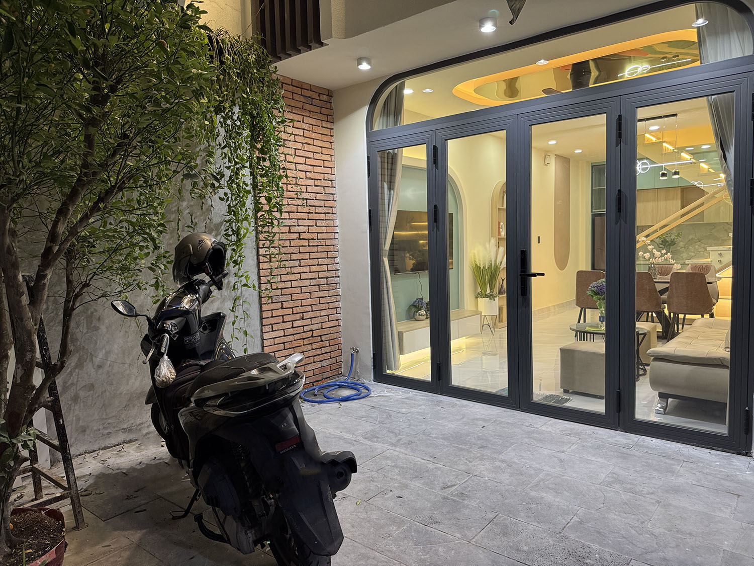 Tuyệt phẩm nhà phố 2 lầu (3,9m nở hậu 5,5m x 11m) full nội thất cao cấp khu VIP Thích Quảng Đức